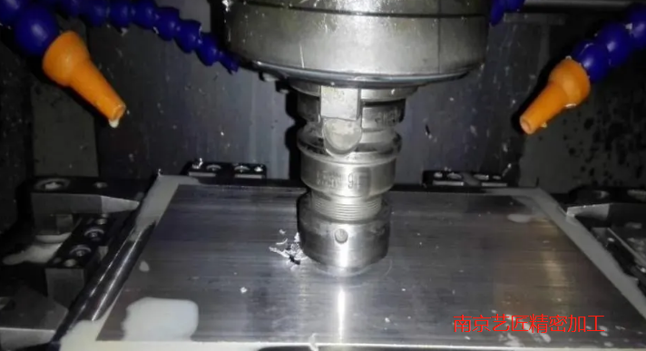 <strong>常州超精密加工刃口:利用化學研磨技術，將玻璃壓縮到一頁紙的厚度。</strong>