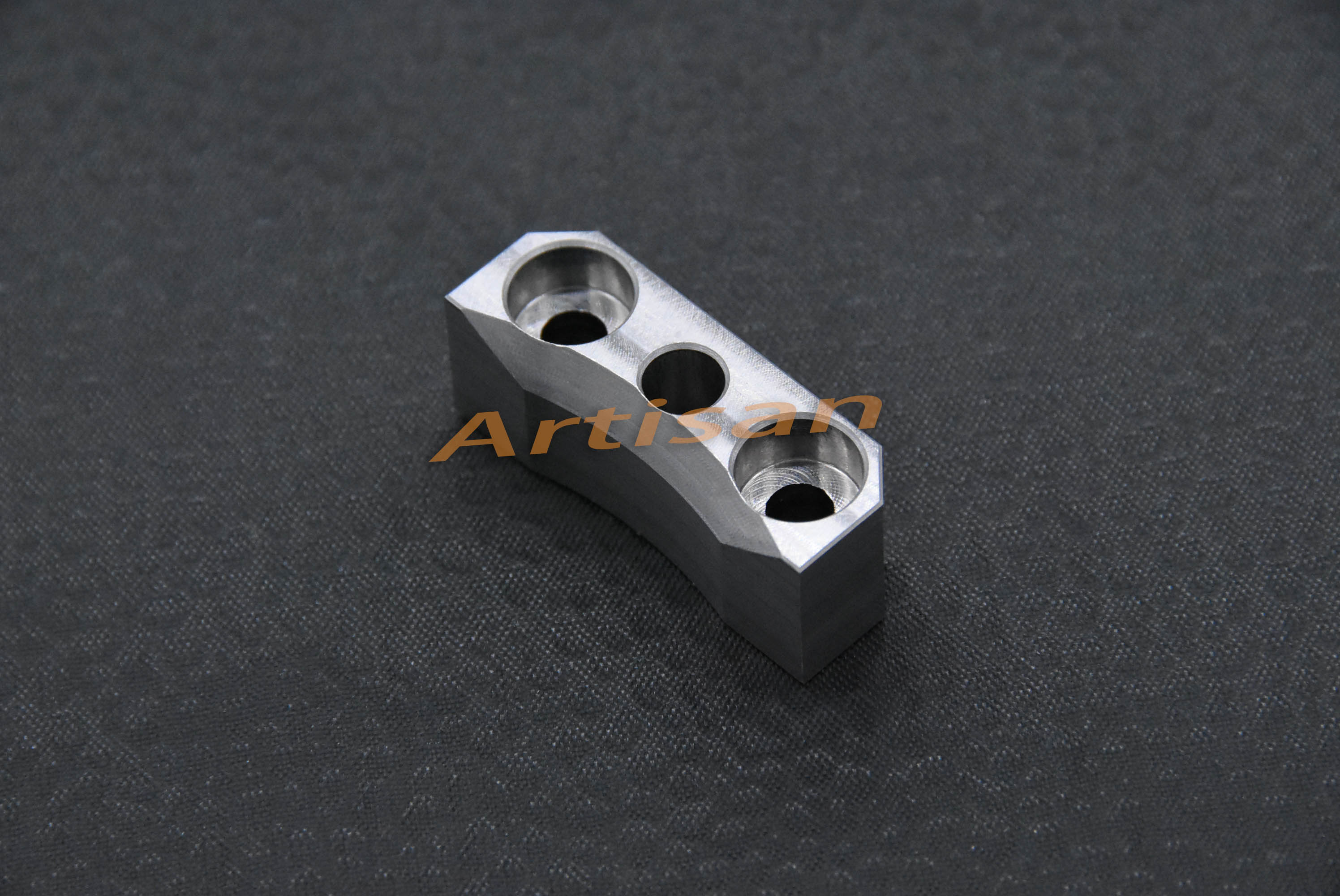 <strong>电子类（lèi）精密件加工：定位销块</strong>